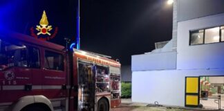 Roverbella, incendio nella notte alla bocciofila comunale: distrutto il magazzino alimentare
