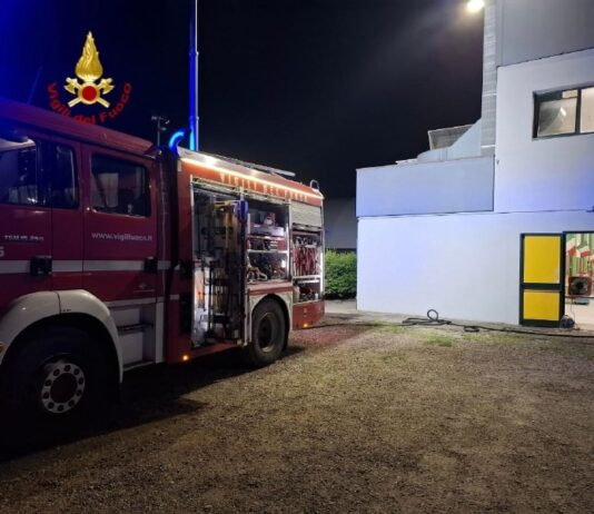 Roverbella, incendio nella notte alla bocciofila comunale: distrutto il magazzino alimentare
