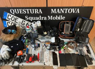 Arrestati due cittadini dell’Est Europa: sequestrati jammer, documenti falsi e strumenti per furti su auto e abitazioni