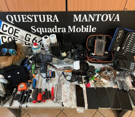 Arrestati due cittadini dell’Est Europa: sequestrati jammer, documenti falsi e strumenti per furti su auto e abitazioni