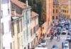 Mantova, il “triangolo del caos”: residenti di via Frattini in rivolta contro sosta selvaggia e degrado