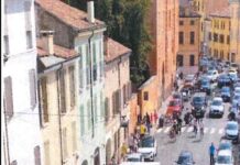 Mantova, il “triangolo del caos”: residenti di via Frattini in rivolta contro sosta selvaggia e degrado