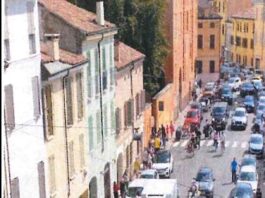 Mantova, il “triangolo del caos”: residenti di via Frattini in rivolta contro sosta selvaggia e degrado