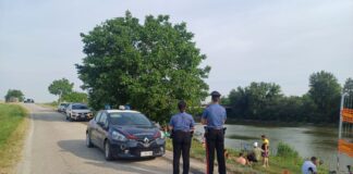 Tragedia alla Garolda: si tuffa nel Canal Bianco e annega davanti a moglie e figlia di 10 anni