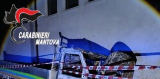 Castel d’Ario, furgone in fiamme nella notte dietro al Palazzetto dello Sport