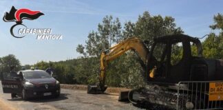 Escavatore in fiamme vicino alla centrale idroelettrica di Ostiglia