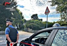 Borseggiata al supermercato, i Carabinieri acciuffano i ladri