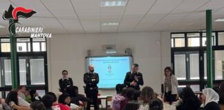 Suzzara, i Carabinieri salgono in cattedra alla “Hack”: cento studenti a lezione di legalità
