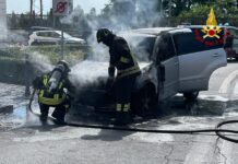 Intervento nel pomeriggio a Porta Molina: auto in fiamme, illeso il conducente