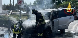 Intervento nel pomeriggio a Porta Molina: auto in fiamme, illeso il conducente