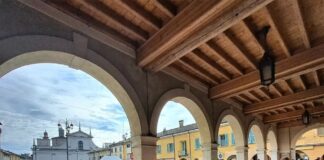 “Libri sotto i portici”, il centro storico si riempie di bibliofili