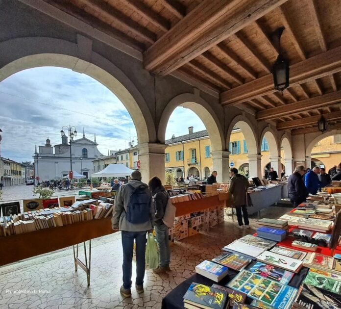 Castel Goffredo, 'Libri Sotto i Portici' in piazza Mazzini_4014139