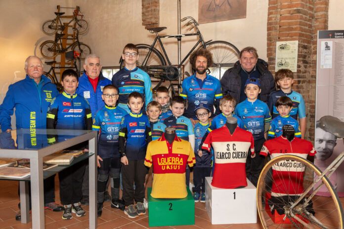 Foto di gruppo all'interno del museo_4032230