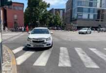 Auto contro ambulanza, coinvolti anche veicoli in sosta