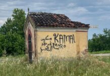 Vandali imbrattano una santella a Sacca di Goito con scritte in arabo