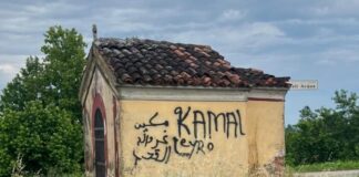 Vandali imbrattano una santella a Sacca di Goito con scritte in arabo