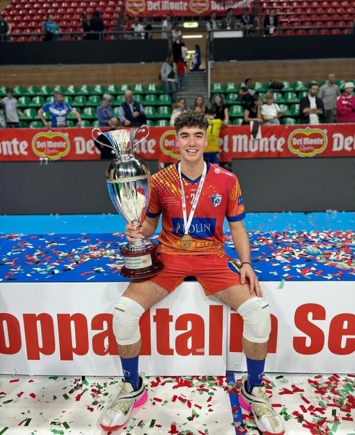 Mattia Braghini con la Coppa Italia di A2 conquistata a Brescia_4032354