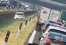 Code in autostrada a causa di un cantiere, auto “salta” la fila sorpassando sul prato