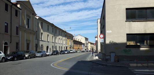 Poliziotta fuori servizio arresta un ladro d’auto in azione in via Bonomi