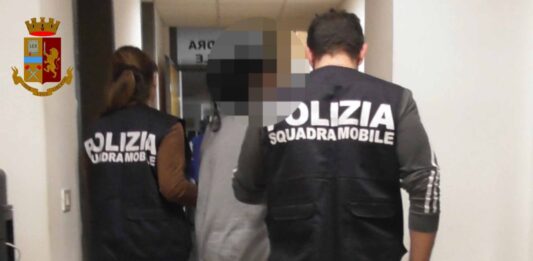 Blitz della Squadra Mobile: arrestato un 37enne con un chilo di droga e 5mila euro