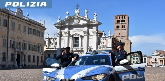 Aggredisce gli agenti e distrugge arredi in Questura: 25enne finisce in carcere