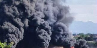 GRAVE INCENDIO ALLA VERSALIS, A FUOCO MAGAZZINO DI POLIMERI. ORDINANZA DEL SINDACO: CHIUDERE FINESTRE E NON USCIRE. A BREVE ORDINANZE ANCHE PER PORTO MANTOVANO E SAN GIORGIO