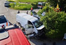 Roverbella, scontro frontale auto-furgone in Strada Pozzolo: due feriti estratti dalle lamiere