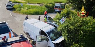 Roverbella, scontro frontale auto-furgone in Strada Pozzolo: due feriti estratti dalle lamiere