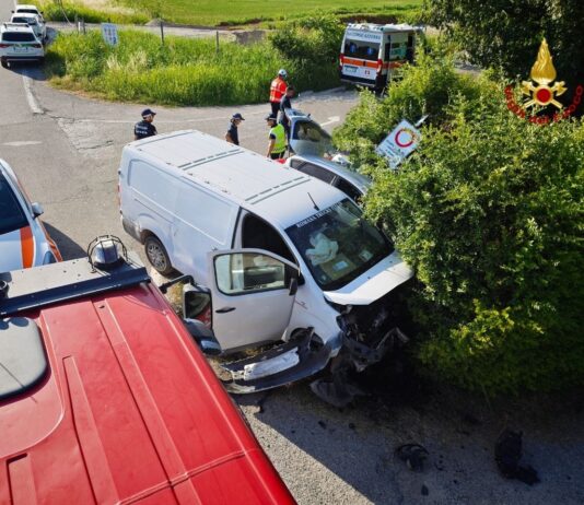 Roverbella, scontro frontale auto-furgone in Strada Pozzolo: due feriti estratti dalle lamiere