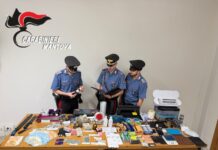 Vendeva droga su Telegram e la spediva ai clienti i corrieri: arrestato un 19enne