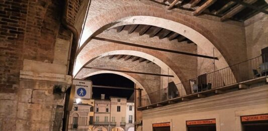 Rissa notturna in piazza Broletto: 36enne brasiliano preso a calci colpito a terra con delle sedie di ferro