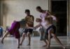La danza sperimentale tra sospensione ed equilibrio dialoga con la Sala dei Cavalli