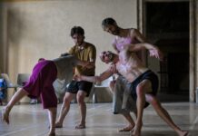 La danza sperimentale tra sospensione ed equilibrio dialoga con la Sala dei Cavalli