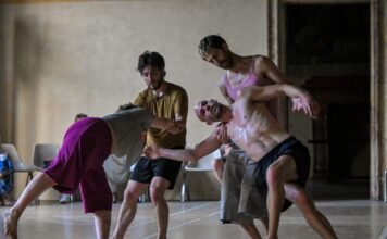 La danza sperimentale tra sospensione ed equilibrio dialoga con la Sala dei Cavalli