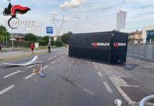 Container finiscono sulla recinzione della caserma