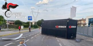 Container finiscono sulla recinzione della caserma