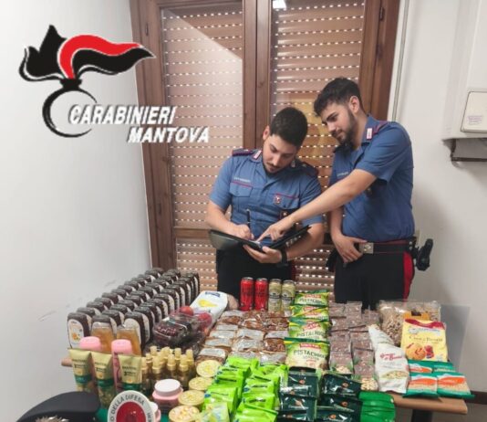 Ruba generi alimentari e minaccia l’addetto con un coltello: denunciato 45enne