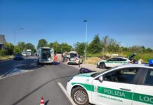 Incidente in via dei Toscani all’altezza dell’Apam: scontro moto-auto, ferito un 25enne