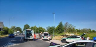 Incidente in via dei Toscani all’altezza dell’Apam: scontro moto-auto, ferito un 25enne