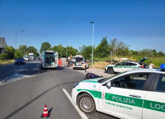 Incidente in via dei Toscani all’altezza dell’Apam: scontro moto-auto, ferito un 25enne