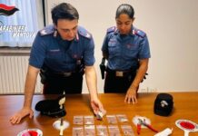 Fugge all’alt dei Carabinieri e aggredisce i militari: arrestato 21enne