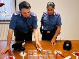 Fugge all’alt dei Carabinieri e aggredisce i militari: arrestato 21enne