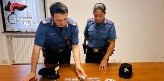 Fugge all’alt dei Carabinieri e aggredisce i militari: arrestato 21enne