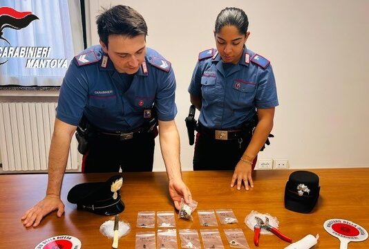 Fugge all’alt dei Carabinieri e aggredisce i militari: arrestato 21enne