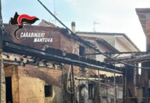 Sabbioneta, vasto incendio in una cascina: fiamme distruggono il tetto, due feriti in ospedale