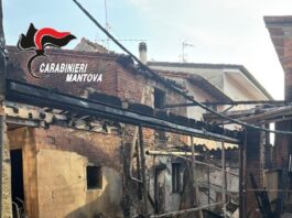 Sabbioneta, vasto incendio in una cascina: fiamme distruggono il tetto, due feriti in ospedale