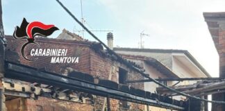 Sabbioneta, vasto incendio in una cascina: fiamme distruggono il tetto, due feriti in ospedale