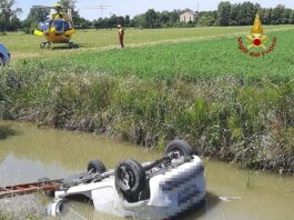 Tragedia a Reggiolo: muore nell’auto capovolta nel canale pieno d’acqua. La vittima è Riccardo Franzoni, 21enne di Gonzaga