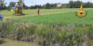 Tragedia a Reggiolo: muore nell’auto capovolta nel canale pieno d’acqua. La vittima è Riccardo Franzoni, 21enne di Gonzaga