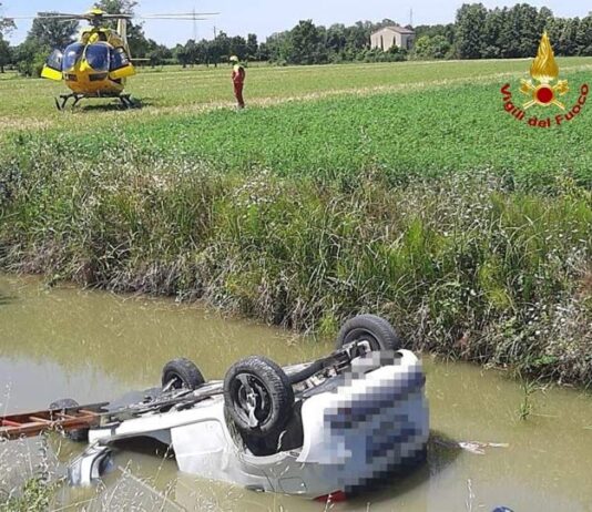 Tragedia a Reggiolo: muore nell’auto capovolta nel canale pieno d’acqua. La vittima è Riccardo Franzoni, 21enne di Gonzaga